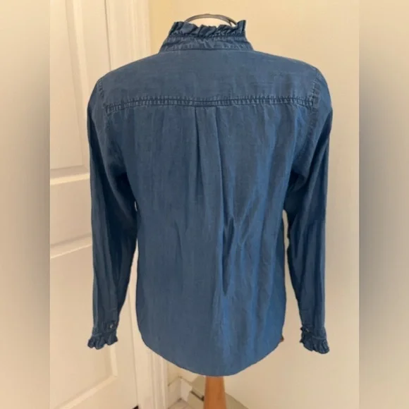 RW & Co Jean top with ruffled front sz medium - Picture 4 of 6